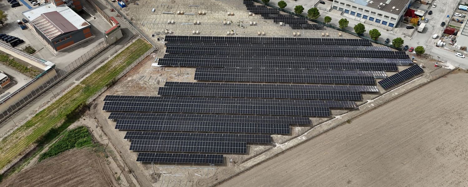 Dernières nouvelles ! Brûle pendant près de 10 heures ! Un camion porte-conteneurs rempli de batteries au lithium a pris feu !