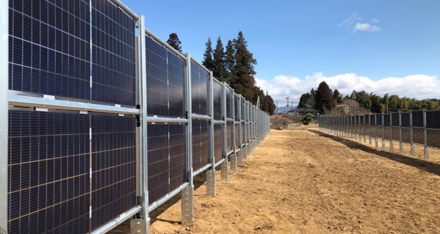 Des modules photovoltaïques « verticaux » — positionnés pour produire de l'électricité pendant les heures creuses — peuvent-ils réellement mener à des « gains plus élevés malgré une production plus faible » ?