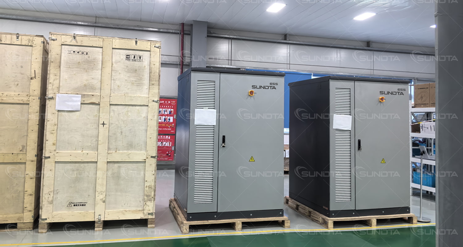 La solution innovante d'armoire de stockage d'énergie extérieure tout-en-un de 100 kW/232 kWh de SUNDTA termine avec succès ses tests en usine