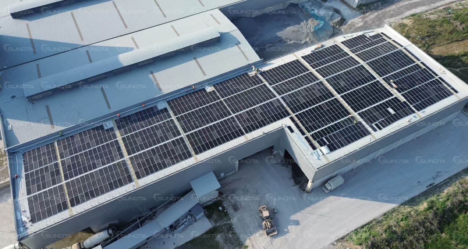 Économisez 133 000 $ par an : SUNDTA connecte un projet solaire sur toit personnalisé de 683 kW