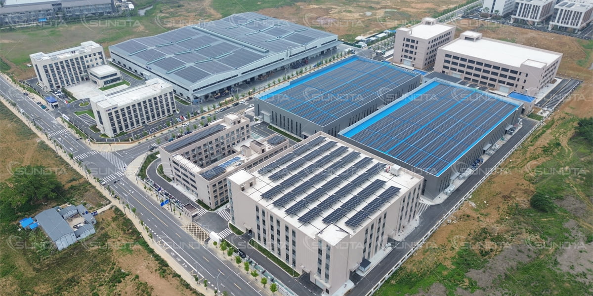 Le projet solaire sur toit de SUNDTA est connecté au réseau électrique, offrant une énergie propre et des solutions personnalisées