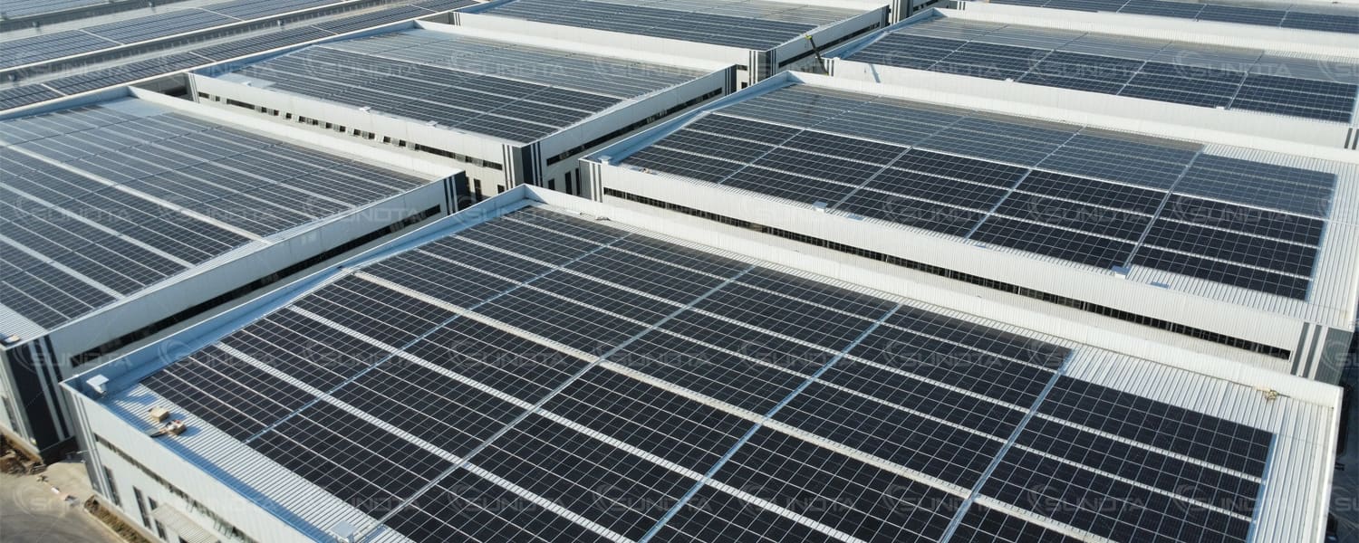 Le projet solaire sur toit de 3,92 MW de SUNDTA est connecté au réseau électrique et présente des solutions d'énergie propre sur mesure.