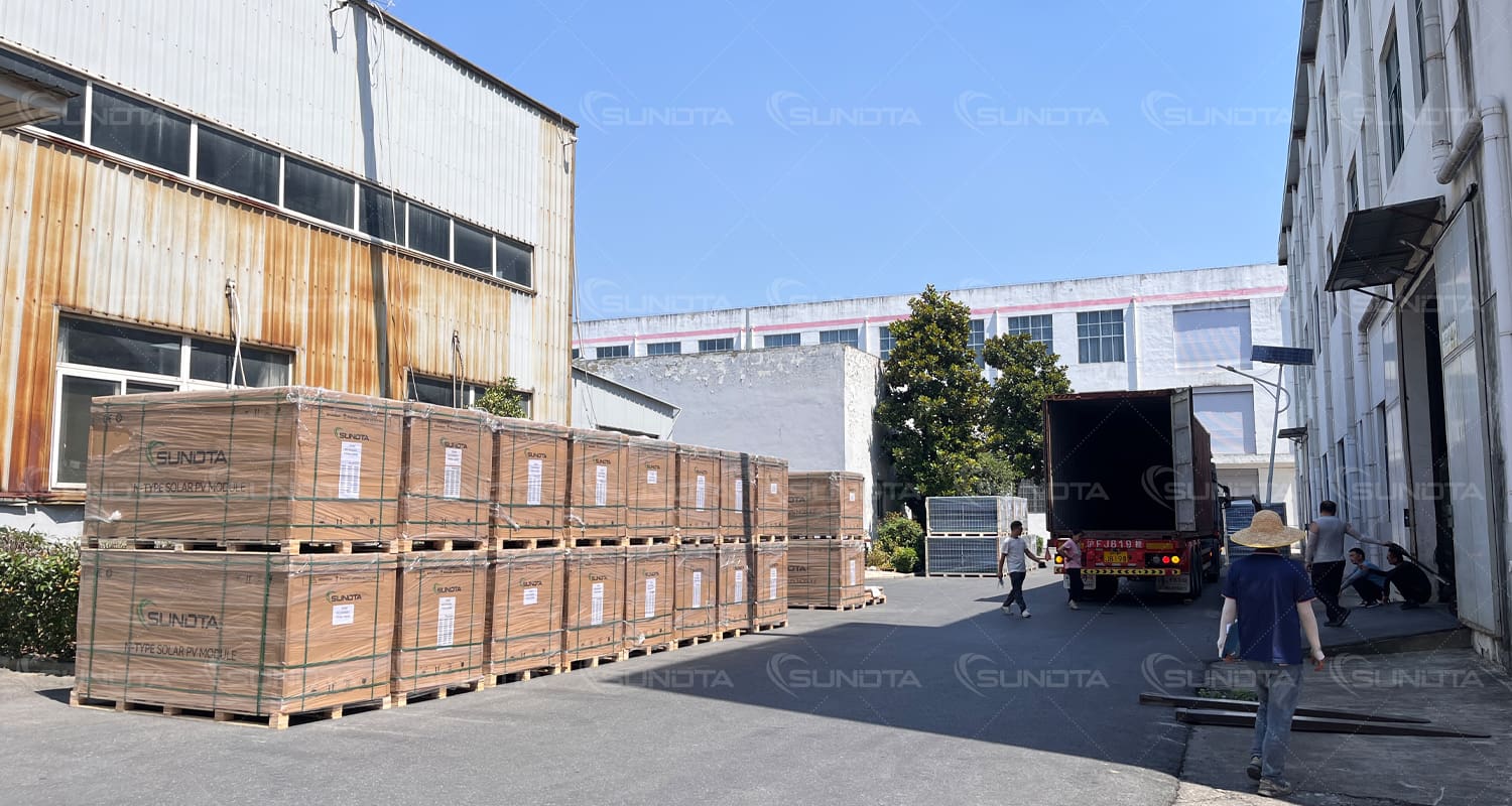 SUNDTA alimente l'Équateur avec sa première livraison de panneaux solaires de type N à haut rendement de 600 W